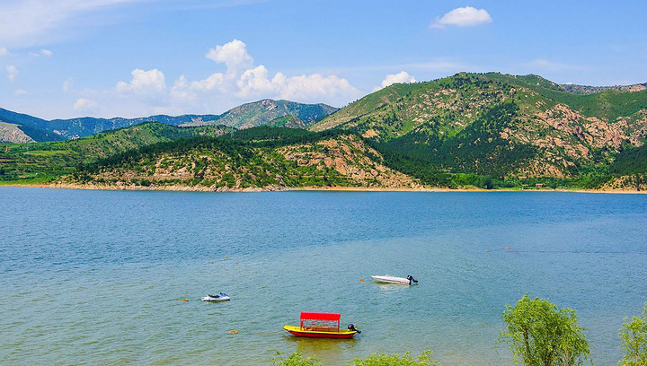 打虎石水库周围环境优美,景色宜人,大自然鬼斧神工,造就了众多的奇峰