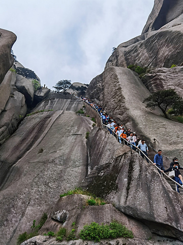 "五一假期，徒步的人不少，从南大门到索道上站一路上登山舒适度都很好。哦，攀岩也没试过，不知道手劲够不够_天柱山"的评论图片