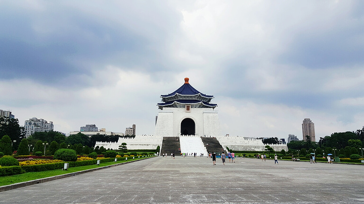 "中正纪念堂位于台北市中心，以中式庭园为主要设计，窗棱古典而幽雅，建筑则以蓝、白二色搭配相和，有..._中正纪念堂"的评论图片
