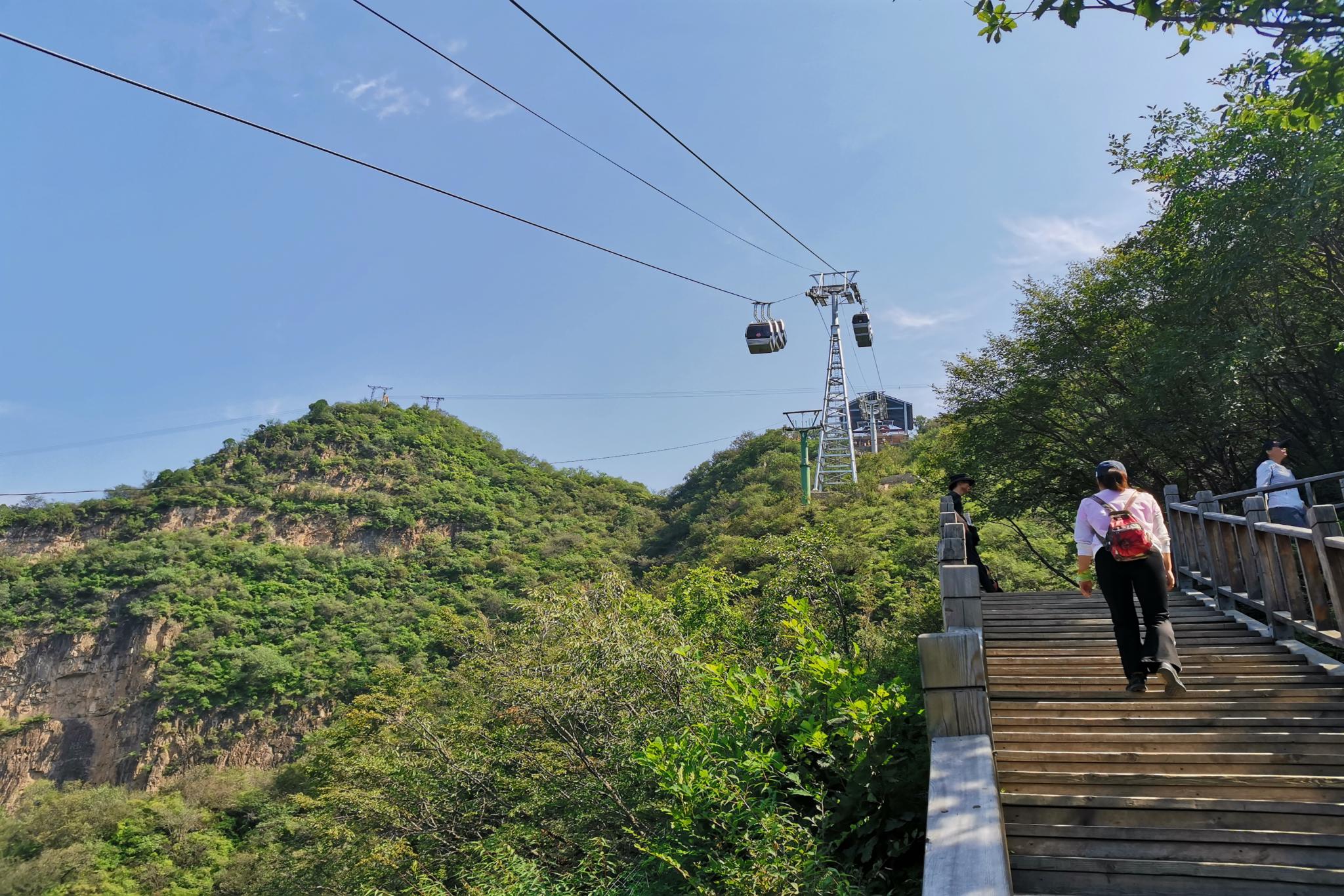 百里峡天梯栈道上下共2947阶全长1200米相对高度270米下山的风景也是