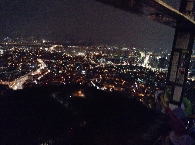 "夜晚的首尔塔灯光照射下还挺漂亮的，在首尔塔还可以欣赏整个首尔的夜景，还有挂同心锁的地方，恋人去..._N首尔塔"的评论图片
