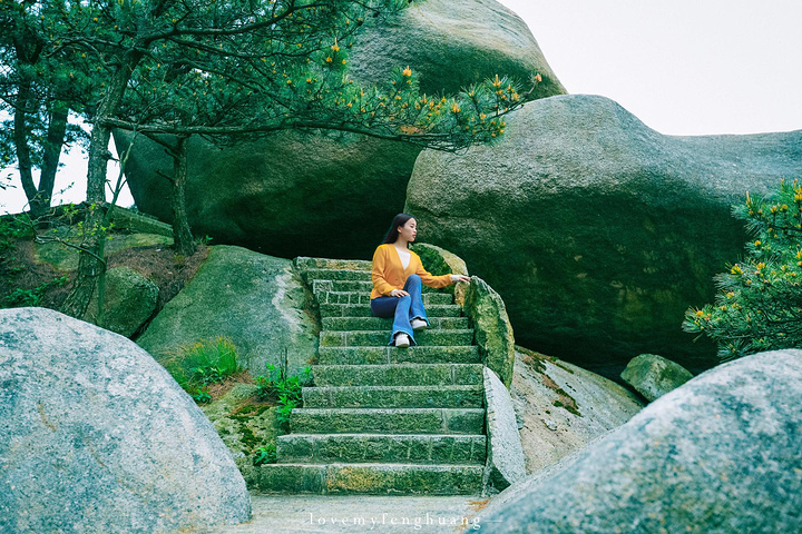 "...，这些远看似古堡魏立的天柱山岩石，在西关群峰垂直节理中非常发育，形成了横看成岭侧成峰的美丽景致_天柱山"的评论图片