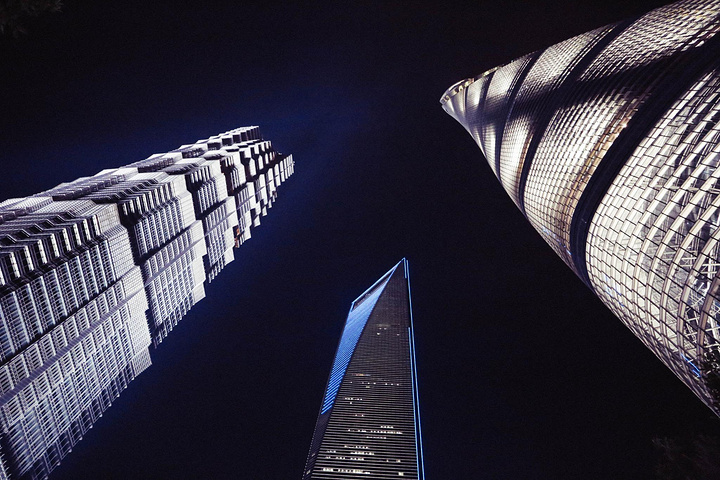 夜景确实很美但是人真的是超多而且室内的灯光太亮会反射到玻璃上拍照