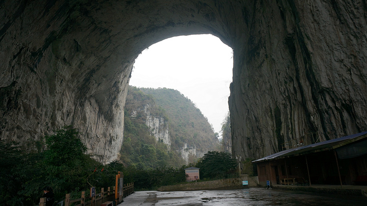 紫云格凸河穿洞风景名胜区地处贵州省西南部,距"格凸"一词为苗语,意译