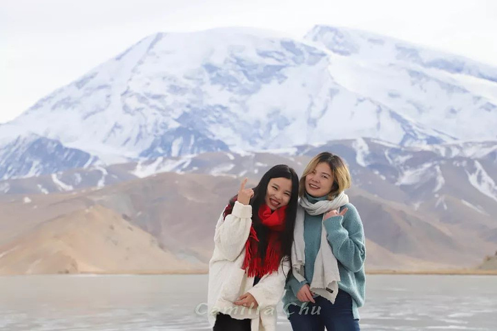 "卡拉库里湖水面映衬着巍峨又神秘的慕士塔格峰，白雪皑皑，山水同色，唯一遗憾的就是没有穿裙子_卡拉库里湖"的评论图片