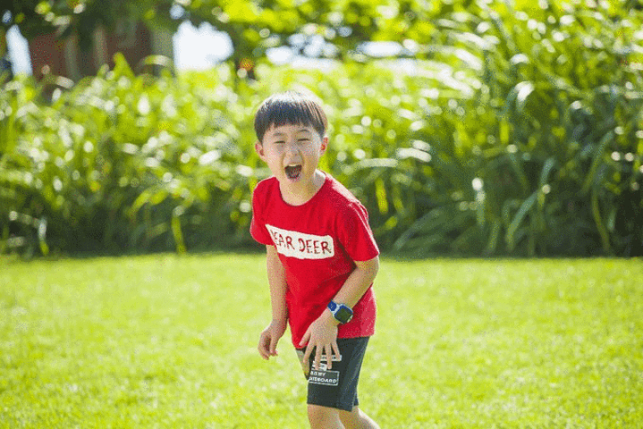 "在草坪上玩耍踢球，这些动态的记录对我儿子来讲，比摆拍的写真要好玩多了。呀诺达雨林文化旅游区_呀诺达雨林文化旅游区"的评论图片