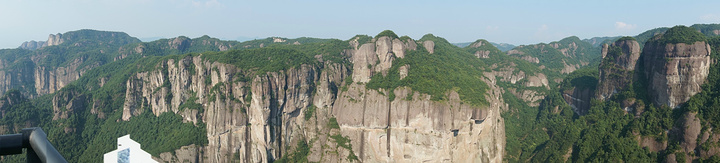 "景色确实非常不错。神仙居横跨的面积很大，周围众山巍兀独立，险峻无比_神仙居"的评论图片