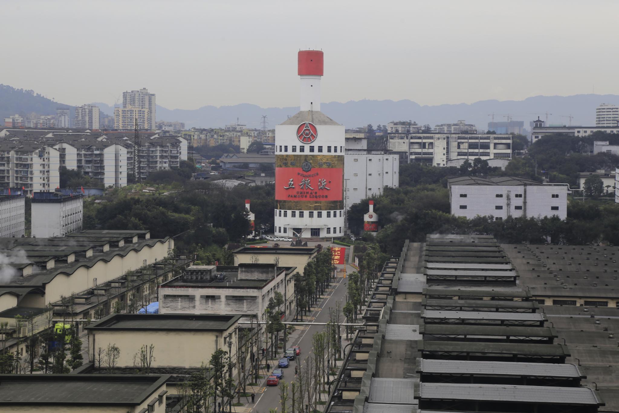 五粮液酒厂的面积很大适合自驾游一走进厂内就能闻到浓浓的酒香味