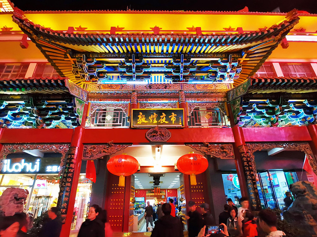 晚上到敦煌夜市吃饭,顺便再逛逛小商品市场,看看有没有纪念品可买