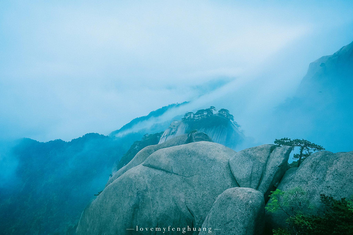 "...，这些远看似古堡魏立的天柱山岩石，在西关群峰垂直节理中非常发育，形成了横看成岭侧成峰的美丽景致_天柱山"的评论图片