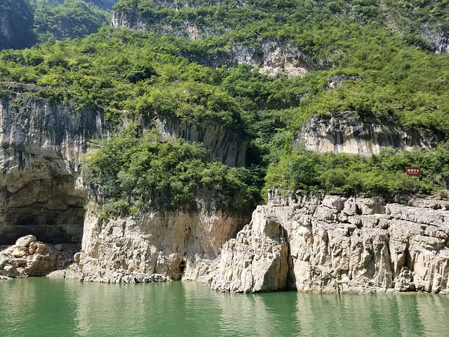 "游玩巫峡最合适的方式就是从巫山县的长江渡船码头乘船顺流而下，一路观赏壮丽的巫山十二峰和飘渺的巫山云雨_巫峡"的评论图片