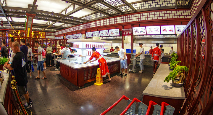 裡面的餐飲以中餐為主,有點類似外面的快餐店,自助式選擇美食,然後