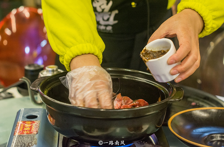 "...蓉等，这个菜微辣，各种食材的鲜味完全融合在一起，特别喜欢里面的豆腐和木耳，尤其是豆腐，很滑很嫩_刘姐啤酒鱼老店"的评论图片