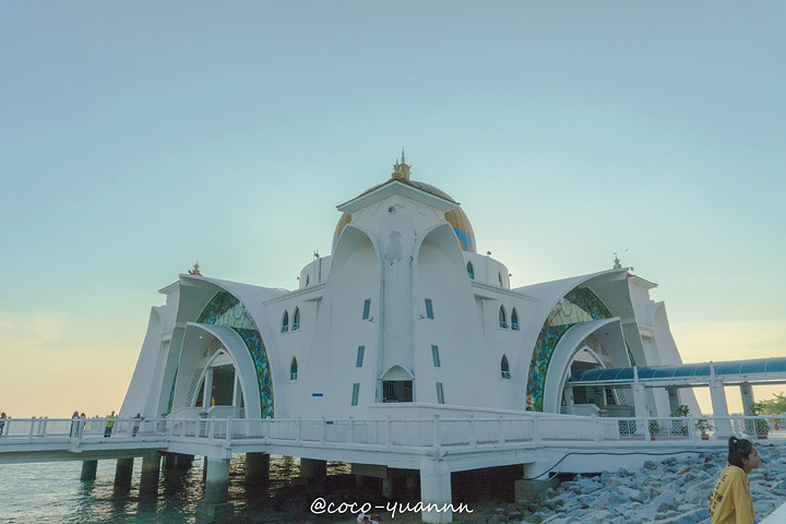 "马六甲海峡清真寺是一座位于海边上的清真寺，因建筑在海上而得此名。 涨潮时，就像是一座漂浮在海面上的建_马六甲海峡清真寺"的评论图片