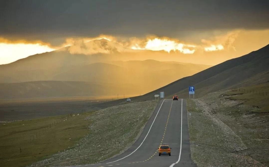 在新疆，有一种旅行，叫公路旅行