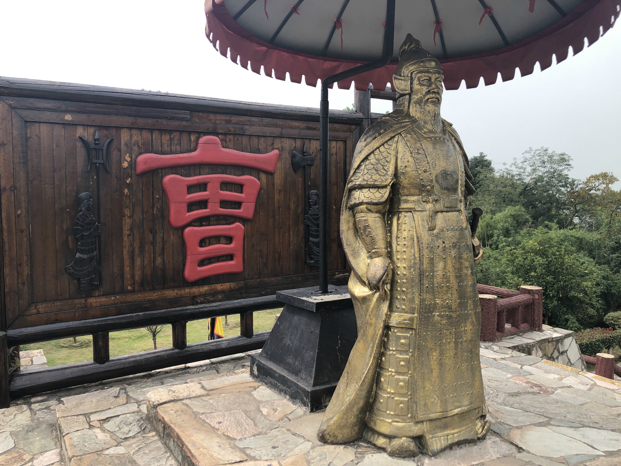 无锡三国城内的曹操点将台就位于樱花林的旁边这个点将台其实就是一个