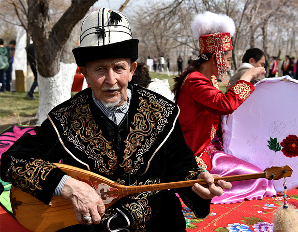 而展示的人们都穿着哈萨克族的民族传统服饰,色彩艳丽,以刺绣图案为