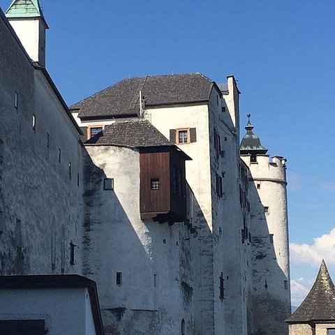 "不上城堡的朋友也可以在侬山修道院大门口的小路上取景拍照，景色非常别致_霍恩萨尔茨堡要塞"的评论图片