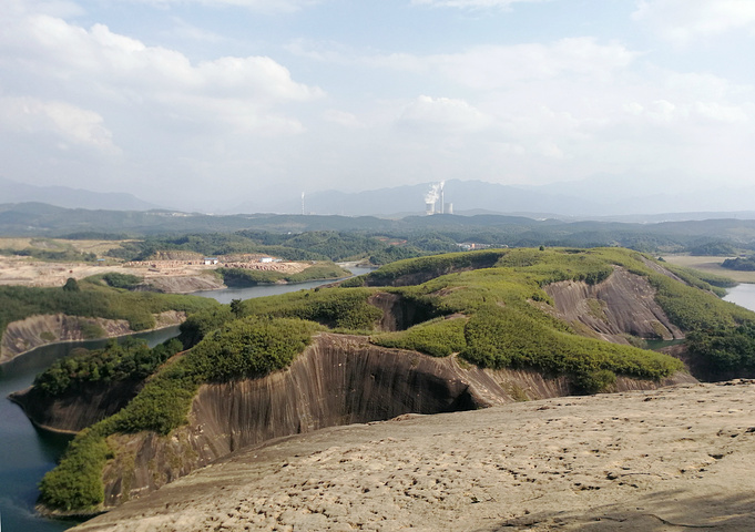 "高椅岭是一个绝对值得一去再去的好地方，经典的丹霞地貌，山水犬牙交错，奇形怪状，不是鬼斧神工，而..._高椅岭旅游区"的评论图片