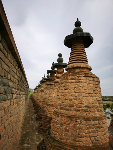 "一百零八塔是西夏时期一处规模较大的佛教遗址，是中国现存最大排列最整齐的喇嘛塔群之一。这个设计有特点_青铜峡旅游区"的评论图片