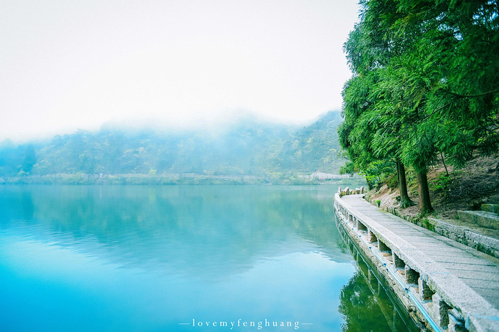 "...，这些远看似古堡魏立的天柱山岩石，在西关群峰垂直节理中非常发育，形成了横看成岭侧成峰的美丽景致_天柱山"的评论图片