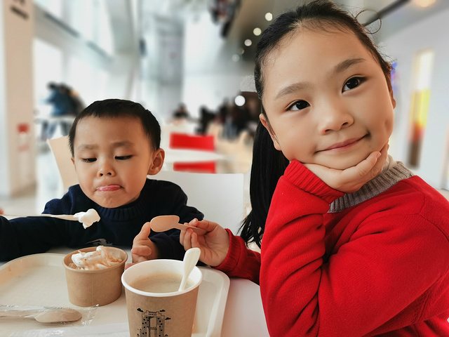 "...荧光石地面，过来参观最好穿白色，白色的衣服鞋子都会反光，仿若走在银河星光中，拍照也很有feel_梅田蓝天大厦"的评论图片