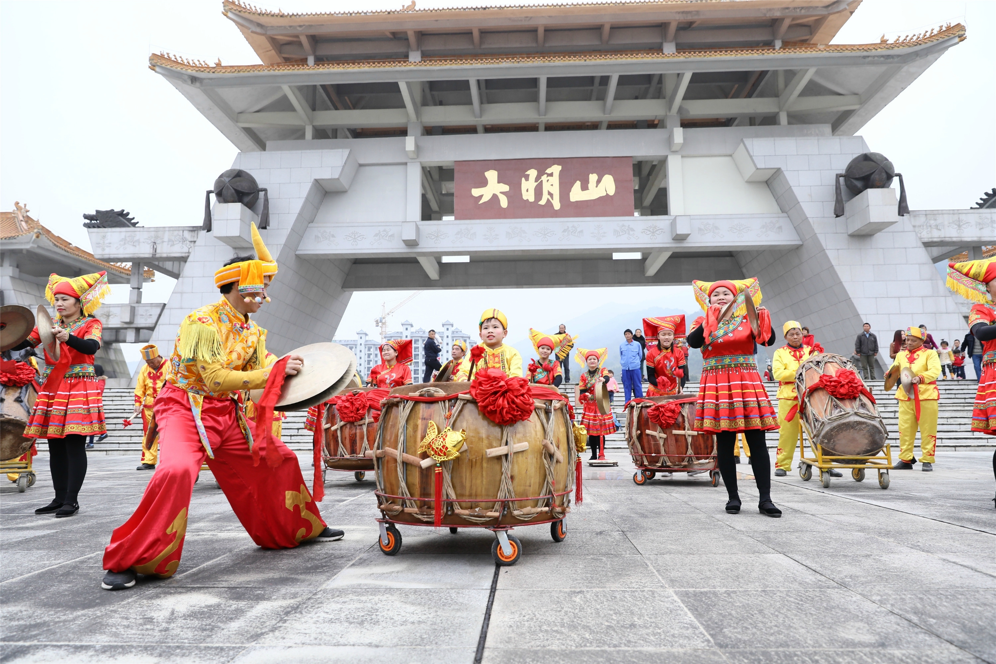 直击各地民间壮语歌手“唇枪舌战”，赏一场大明山歌圩节