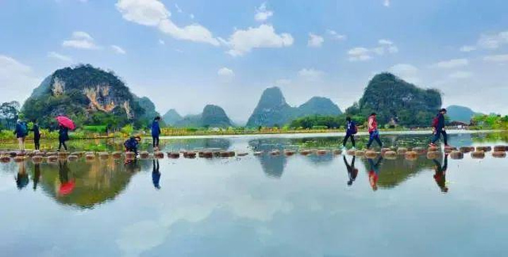 "...，这里的景色真的很怡人，感觉真的来到了桂林旅游，因为峰林都很相似，还有荷塘倒影的山峰，碧波荡漾_峰林晓镇"的评论图片