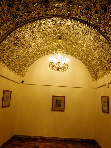 "太阳宫（Shams-Al Emarat）位于格列斯坦王宫花园的东端_古列斯坦宫"的评论图片