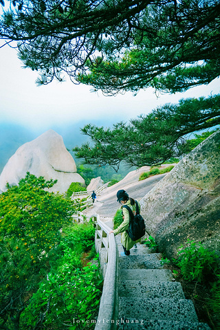 "...，这些远看似古堡魏立的天柱山岩石，在西关群峰垂直节理中非常发育，形成了横看成岭侧成峰的美丽景致_天柱山"的评论图片