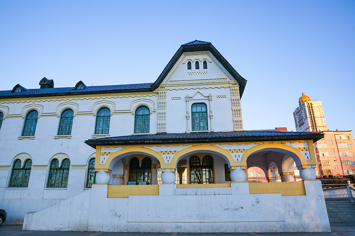 该片在 绥芬河 市大白楼 北海 公园,旗镇广场,百年火车站等多地取景.