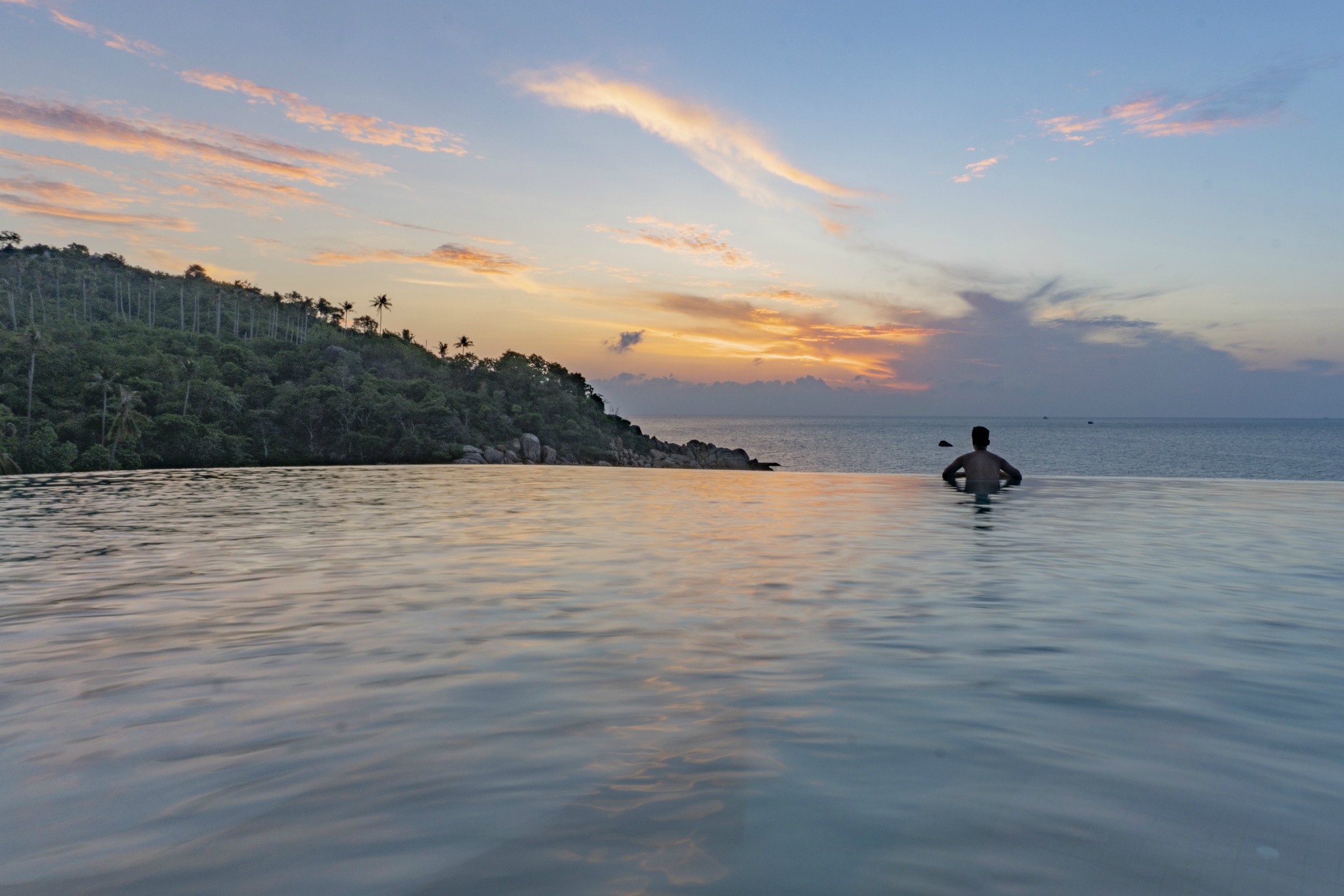 淡季苏梅——在落日的无边悬崖眺望，在清晨的开阔浅滩驻足。