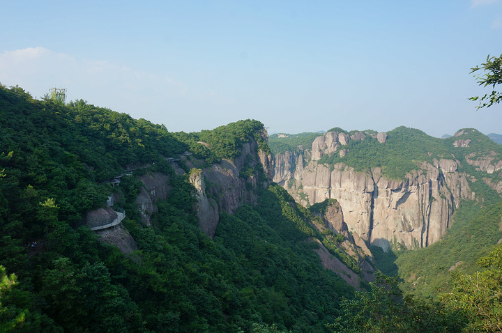 "景色确实非常不错。神仙居横跨的面积很大，周围众山巍兀独立，险峻无比_神仙居"的评论图片