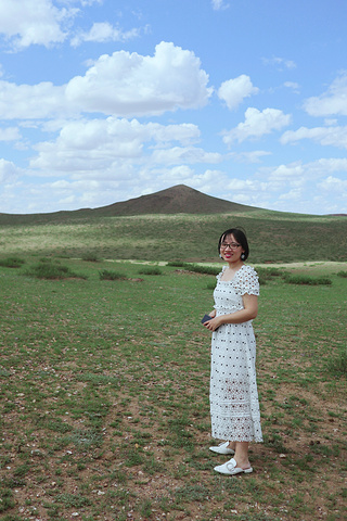 "草原游玩结束刚好接近12点，司机带我们去一个集中就餐的地方，想在草原住的，也可以在这里住蒙古包_乌兰哈达火山地质公园"的评论图片