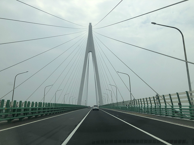 "凡是过桥，过桥费就是100元，在中段区域还有一个海天一舟，我是没有上去过，因为杭州湾的景色并不是很好_杭州湾跨海大桥"的评论图片