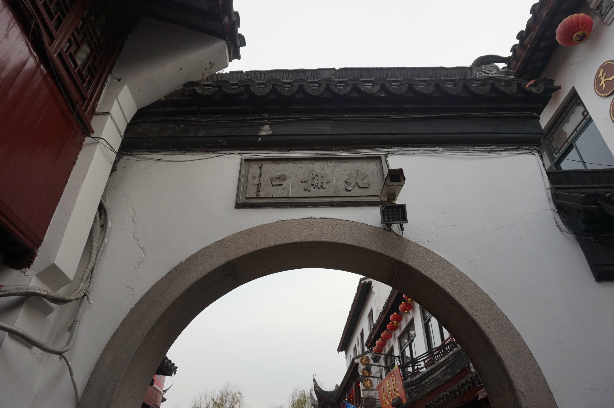 【携程攻略】上海七宝老街景点,七宝老街位于上海市闵行区七宝古镇,整条街有丰富特色小吃，以及古色…