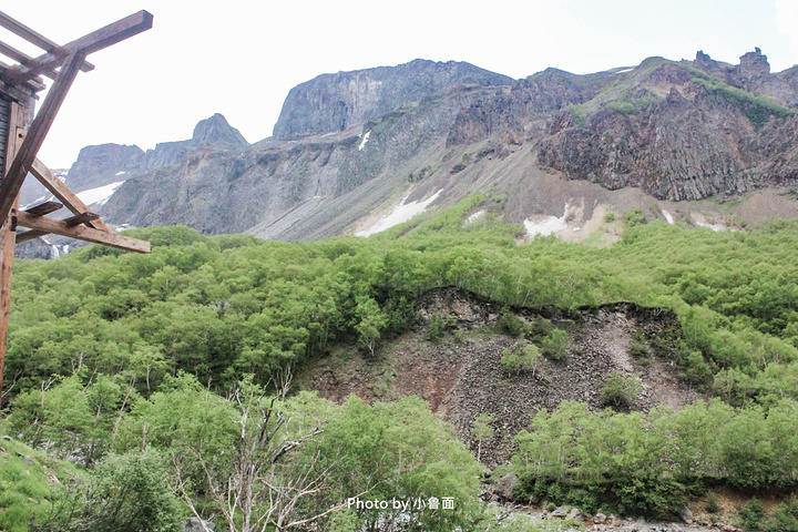 "温泉上袅袅升起的烟雾将这里笼罩得宛如仙境。乘槎河继续下流，汇集成为二道白河，是松花江的正源_长白瀑布"的评论图片