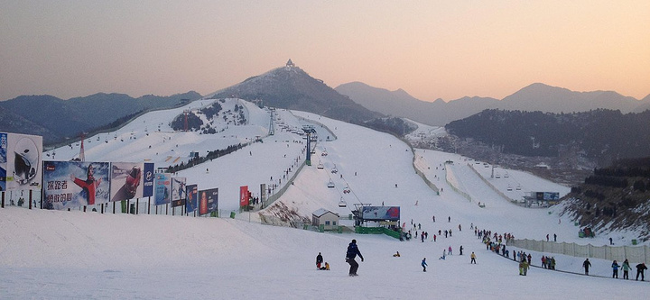 【简介】 南山滑雪场是华北地区最大的滑雪场