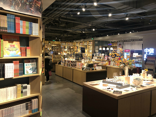 "...，很多人在这里买书，最里面是一个咖啡吧，部分顾客在这里点咖啡阅读，阅读环境好，看书也特别有味道_中信书店"的评论图片