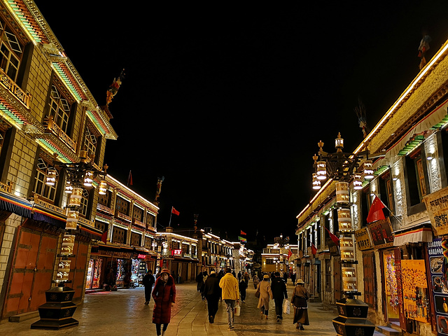 八廓街位于拉萨市旧城区,较完整地保存了古城的传统面貌和居住方式,是