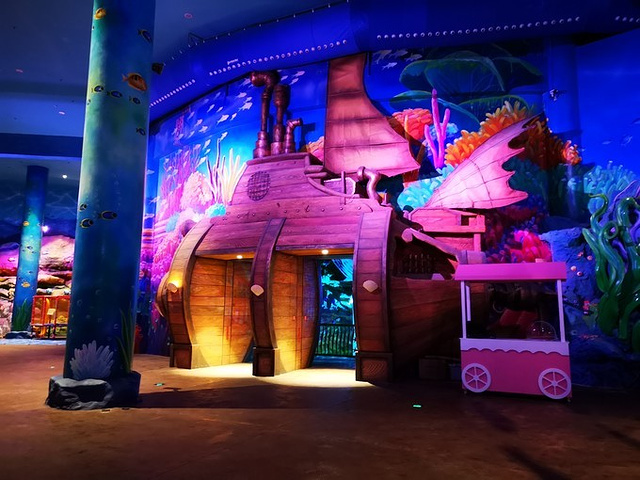 "超级大的大鱼缸，神秘隧道台阶，让我们仿佛真的来到水底龙宫推荐理由：对于游乐场，孩子是没有抵抗力的_青岛海上嘉年华主题乐园"的评论图片