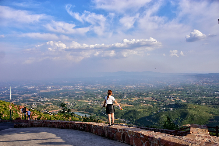 山顶上有一片风车阵美好风景的一部分当然也很适合亲子游了我在看风景
