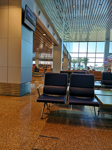 "卡姆拉恩机场人不多，行李托运好，安检也很快。来到候机厅，准备登机前往马来西亚吉隆坡，开启下一段的旅行_卡姆拉恩机场"的评论图片