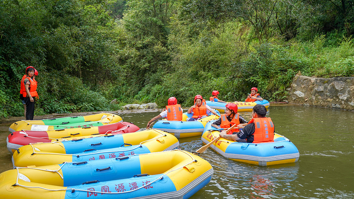 凤凰源漂流位于潜山城凤凰山,因山势酷似展翅翱翔的凤凰而得名,河道全
