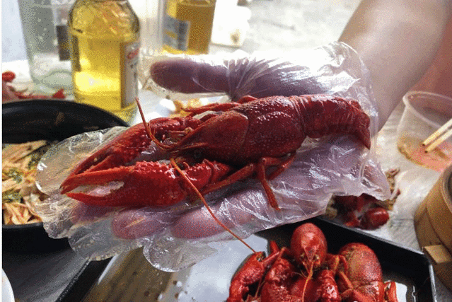 强记啃指绝味虾