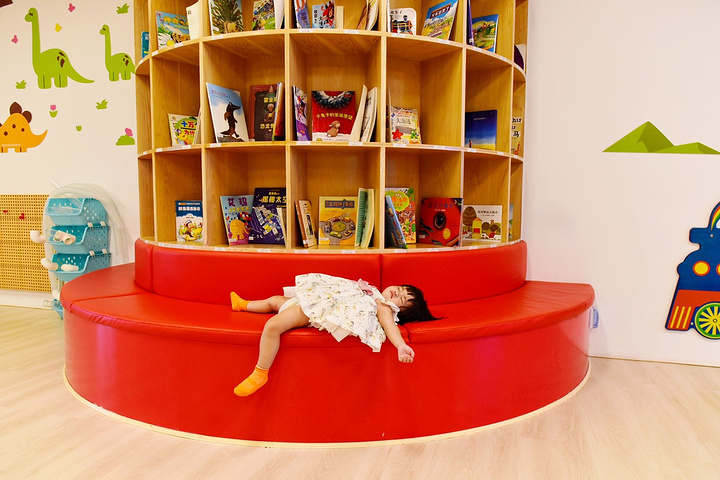 "最后再给大家推荐一个宝藏图书馆，如果孩子不小心睡着了可以跑到这里来，往里走还有一个软软的沙发床..._大梦探索乐园"的评论图片