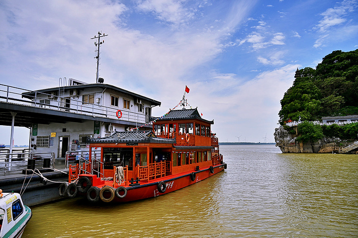 石钟山由石灰岩构成因长期受地表水和地下水的溶蚀形成了奇特的常人岩