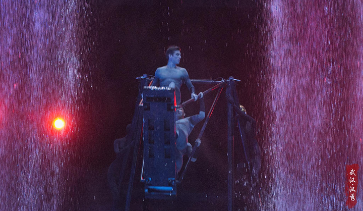 "...节目效果，水下表演全程为每位演员配备两名国际知名潜水员保障水下安全，全程操作堪比 好莱坞 大片_汉秀剧场"的评论图片