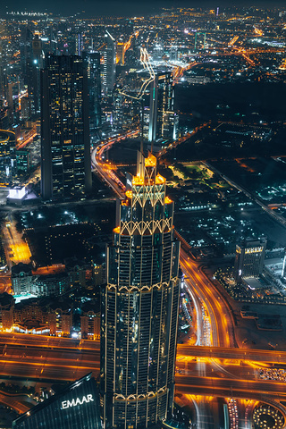 "晚上的夜景也超级棒，用慢快门拍下马路上的车流，夜晚的迪拜才有了土豪国该有的模样_哈利法塔"的评论图片
