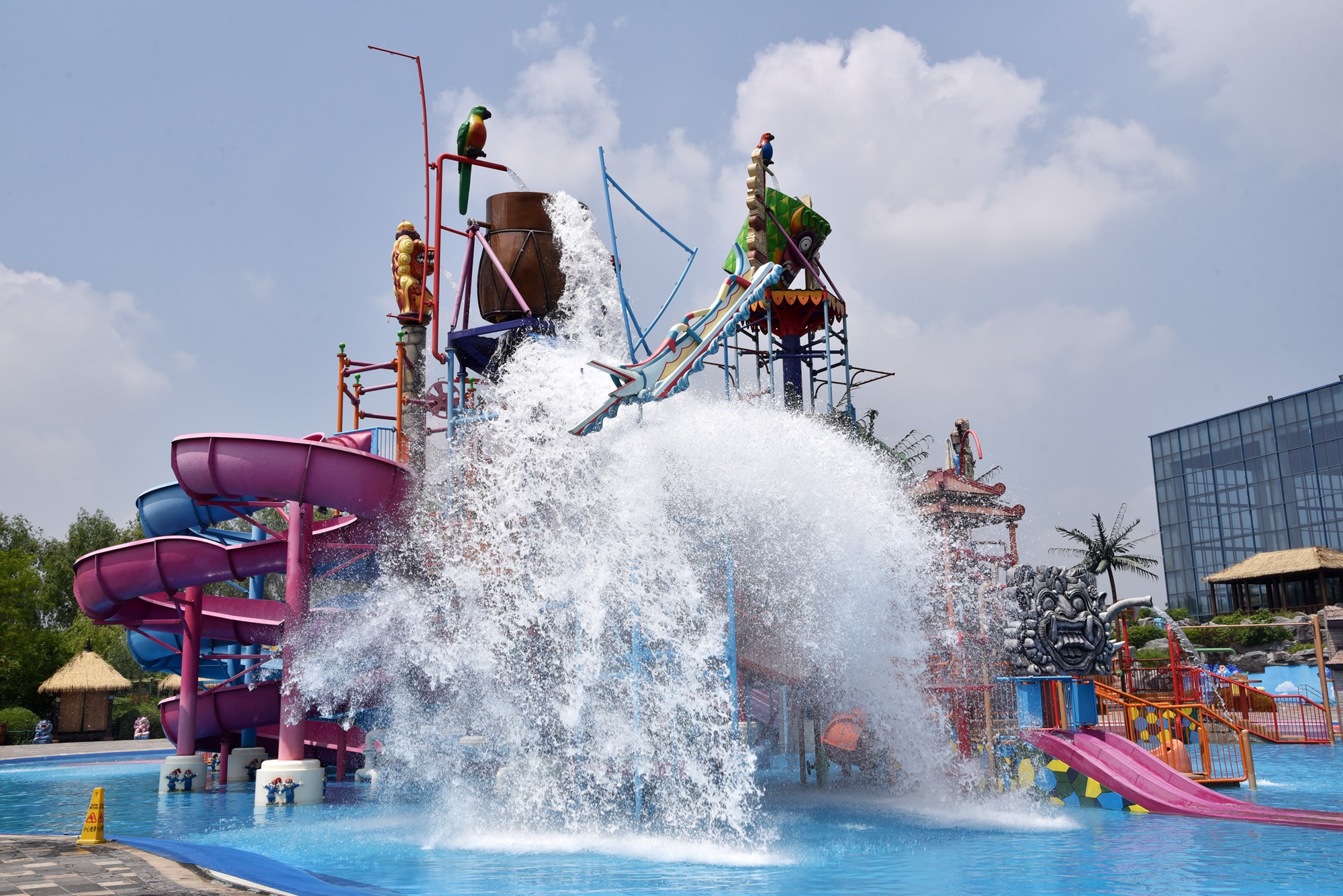 2022热高巴厘岛水世界玩乐攻略,彩虹湾是一条很受孩子们喜欢.